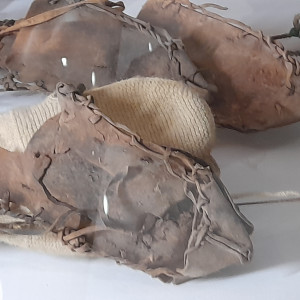 Τσαρούχια από δέρμα φώκιας